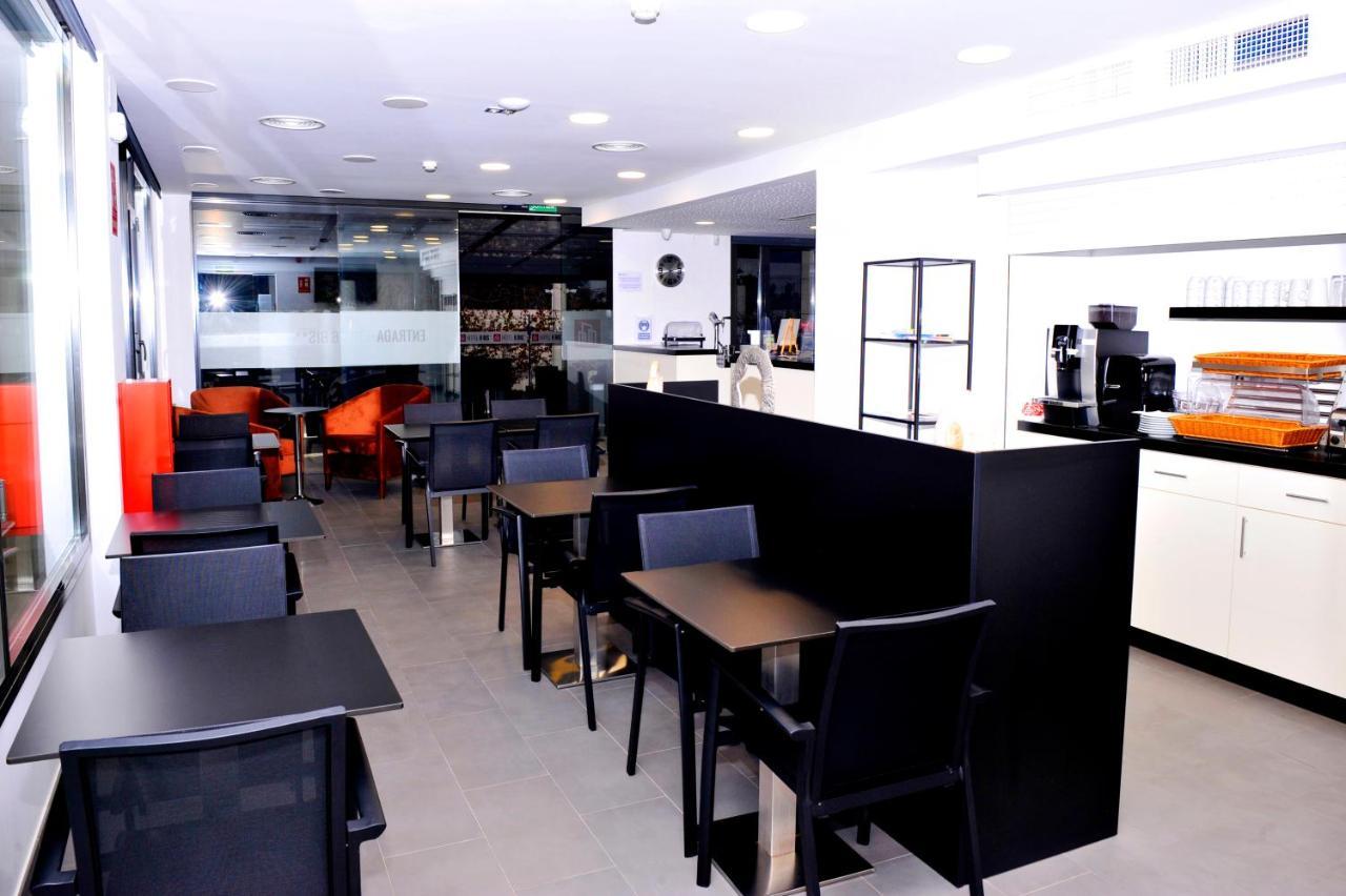 6 Bis Hotel Castelldefels Exterior photo