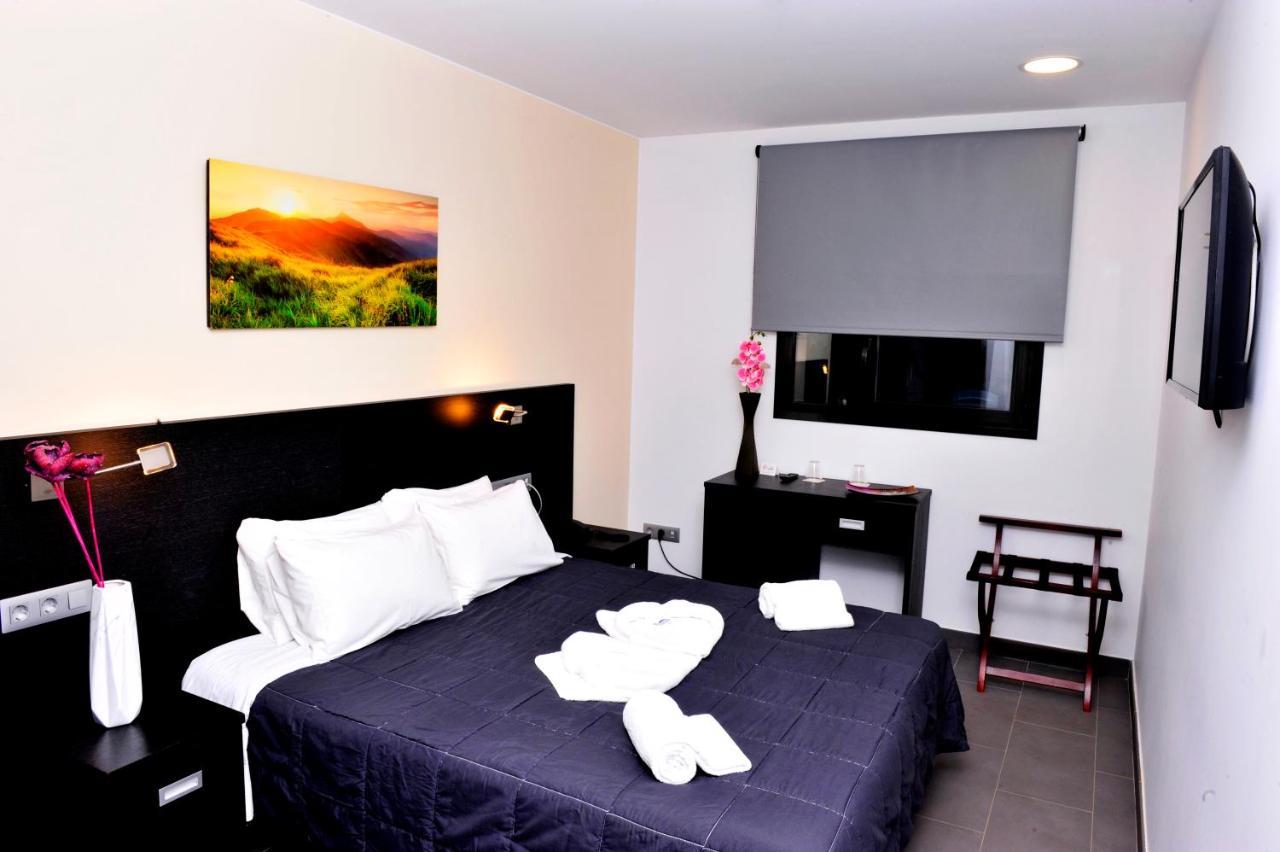 6 Bis Hotel Castelldefels Exterior photo