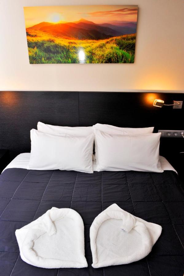 6 Bis Hotel Castelldefels Exterior photo