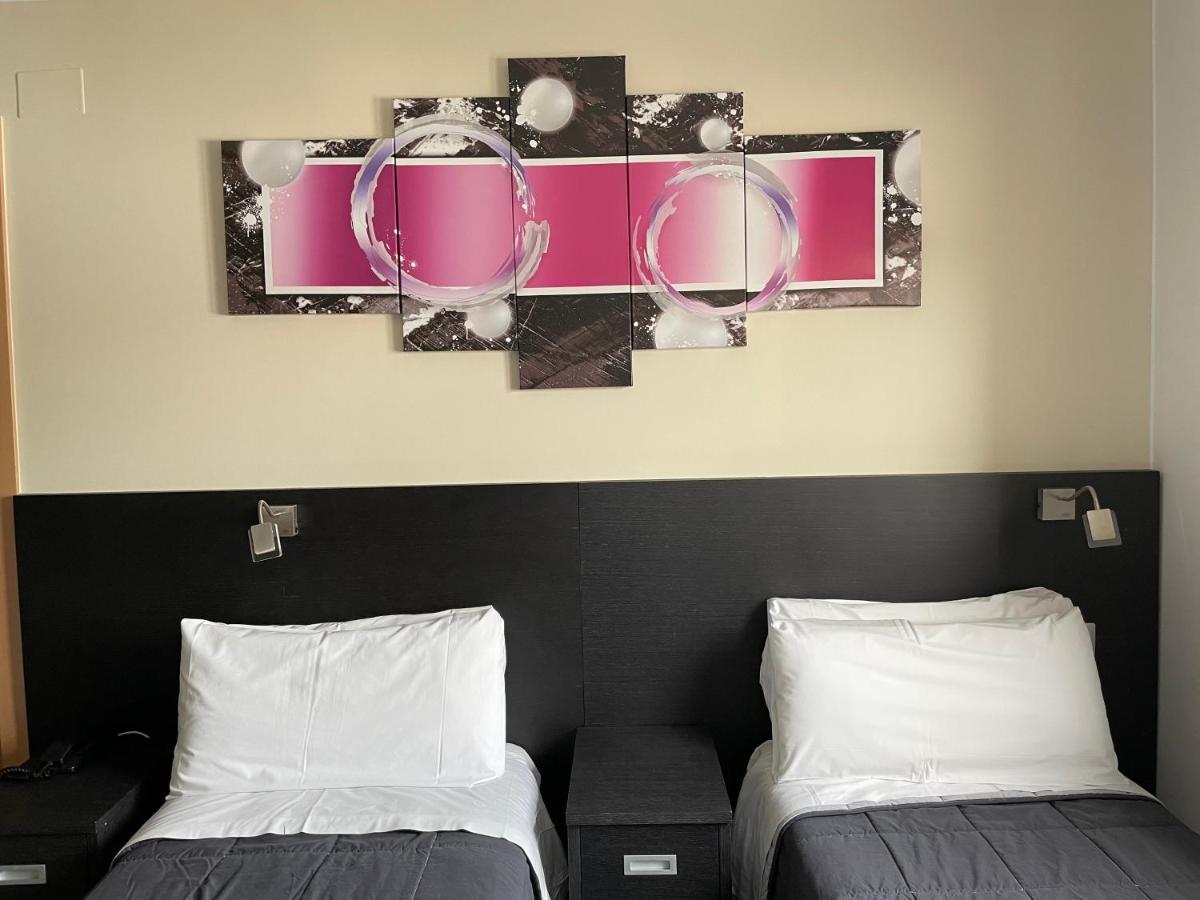 6 Bis Hotel Castelldefels Exterior photo